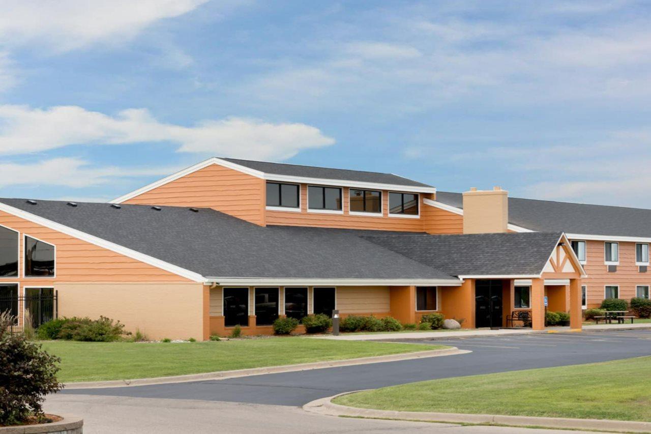 Baymont By Wyndham Marshalltown Exterior photo